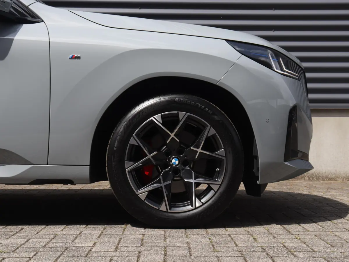 30e xDrive | M Sportpakket Pro | Panodak | Trekhaak | Head-Up | Parking Assistant Plus | Elektr. Stoelen | Driving Assistant Plus | Stoelventilatie | 19'' LMV