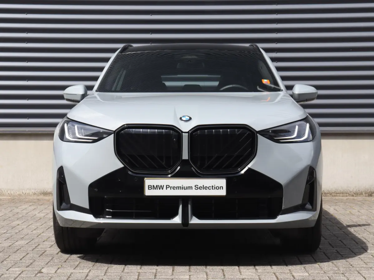30e xDrive | M Sportpakket Pro | Panodak | Trekhaak | Head-Up | Parking Assistant Plus | Elektr. Stoelen | Driving Assistant Plus | Stoelventilatie | 19'' LMV