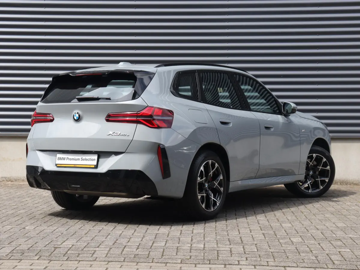 30e xDrive | M Sportpakket Pro | Panodak | Trekhaak | Head-Up | Parking Assistant Plus | Elektr. Stoelen | Driving Assistant Plus | Stoelventilatie | 19'' LMV