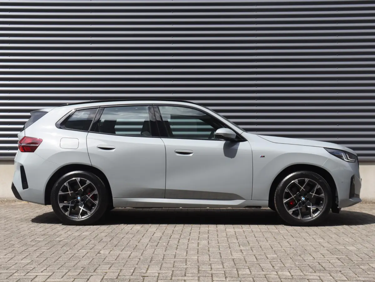 30e xDrive | M Sportpakket Pro | Panodak | Trekhaak | Head-Up | Parking Assistant Plus | Elektr. Stoelen | Driving Assistant Plus | Stoelventilatie | 19'' LMV