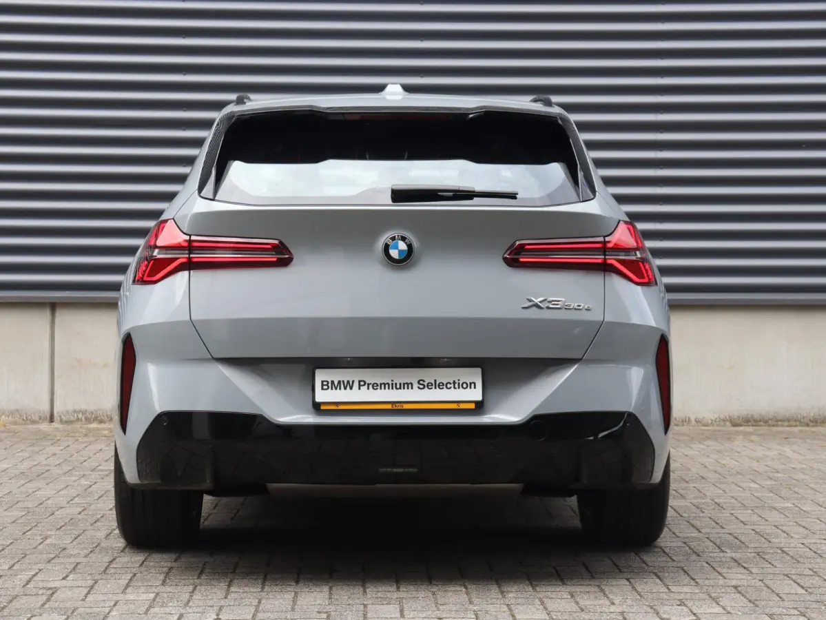 30e xDrive | M Sportpakket Pro | Panodak | Trekhaak | Head-Up | Parking Assistant Plus | Elektr. Stoelen | Driving Assistant Plus | Stoelventilatie | 19'' LMV