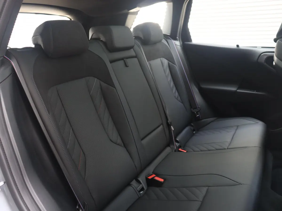 30e xDrive | M Sportpakket Pro | Panodak | Trekhaak | Head-Up | Parking Assistant Plus | Elektr. Stoelen | Driving Assistant Plus | Stoelventilatie | 19'' LMV