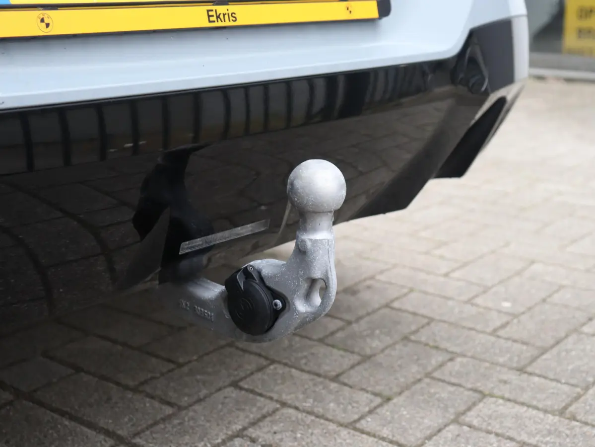30e xDrive | M Sportpakket Pro | Panodak | Trekhaak | Head-Up | Parking Assistant Plus | Elektr. Stoelen | Driving Assistant Plus | Stoelventilatie | 19'' LMV