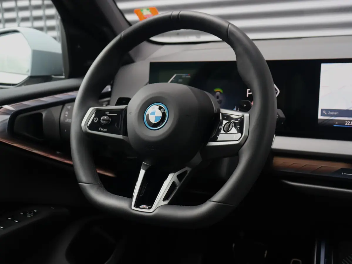 30e xDrive | M Sportpakket Pro | Panodak | Trekhaak | Head-Up | Parking Assistant Plus | Elektr. Stoelen | Driving Assistant Plus | Stoelventilatie | 19'' LMV