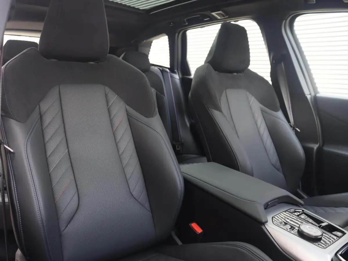 30e xDrive | M Sportpakket Pro | Panodak | Trekhaak | Head-Up | Parking Assistant Plus | Elektr. Stoelen | Driving Assistant Plus | Stoelventilatie | 19'' LMV