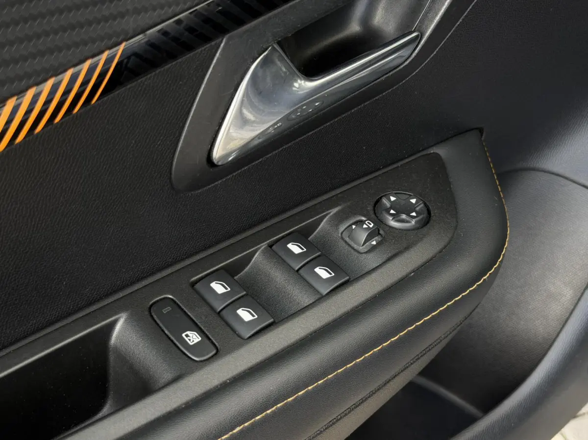 1.2 Allure | CarPlay | 100 pk | Clima | Camera