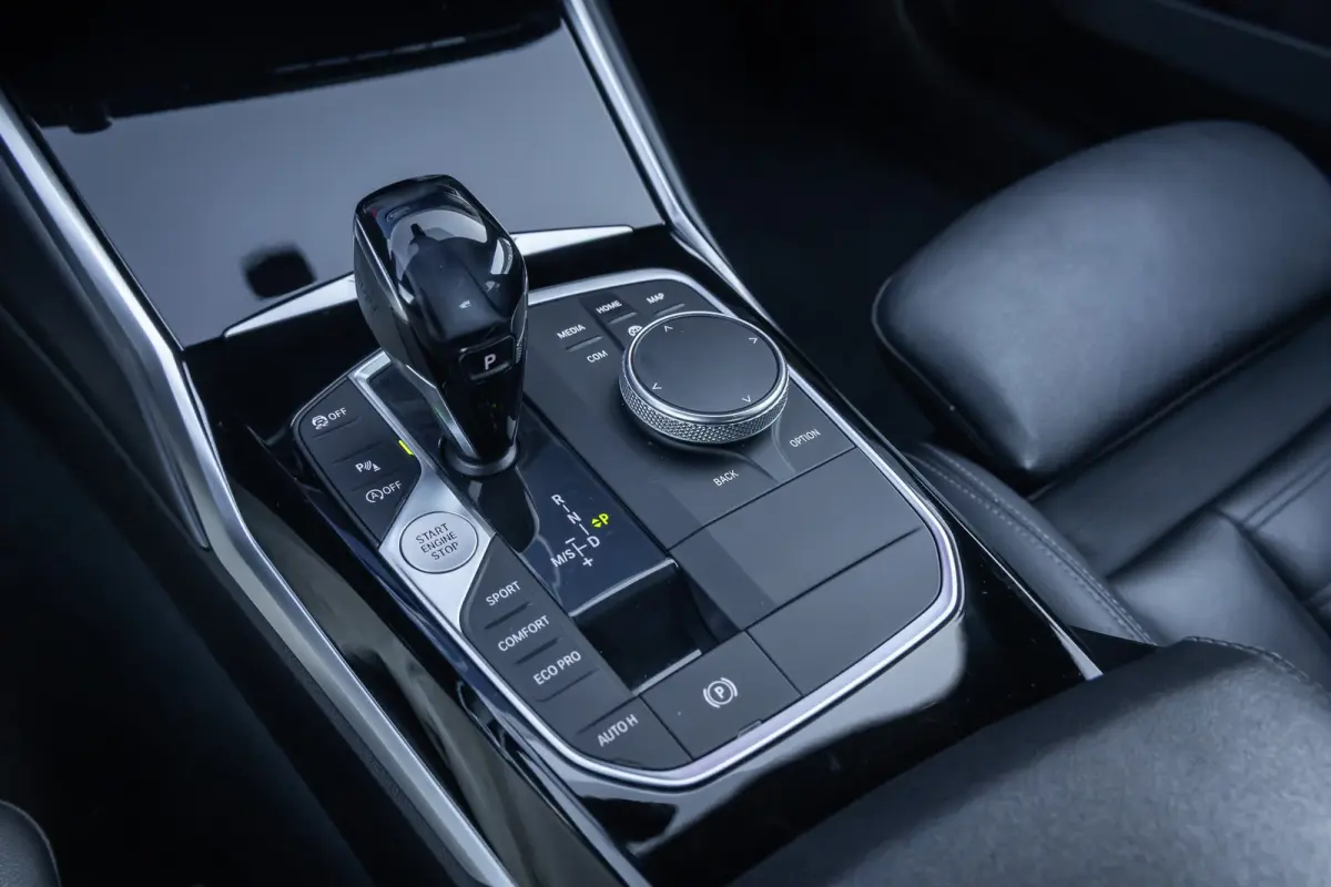 320i Executive Edition | Leder | Apple Carplay/Android Auto | LED | Parkeersensoren | Stoelverwarming | Sportstoelen | Keyless | Cruise control | Airco (automatisch) | Apple Carplay/Android 