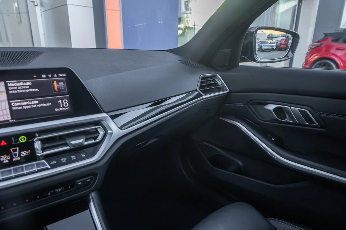 320i Executive Edition | Leder | Apple Carplay/Android Auto | LED | Parkeersensoren | Stoelverwarming | Sportstoelen | Keyless | Cruise control | Airco (automatisch) | Apple Carplay/Android 