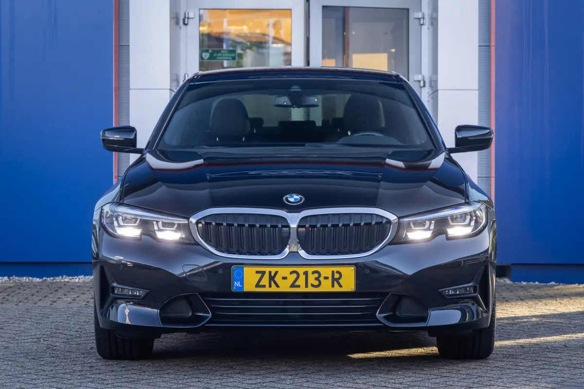 320i Executive Edition | Leder | Apple Carplay/Android Auto | LED | Parkeersensoren | Stoelverwarming | Sportstoelen | Keyless | Cruise control | Airco (automatisch) | Apple Carplay/Android 