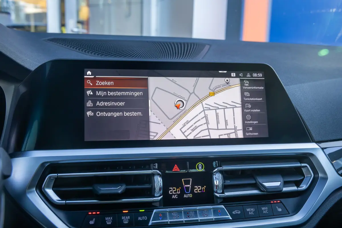 320i Executive Edition | Leder | Apple Carplay/Android Auto | LED | Parkeersensoren | Stoelverwarming | Sportstoelen | Keyless | Cruise control | Airco (automatisch) | Apple Carplay/Android 