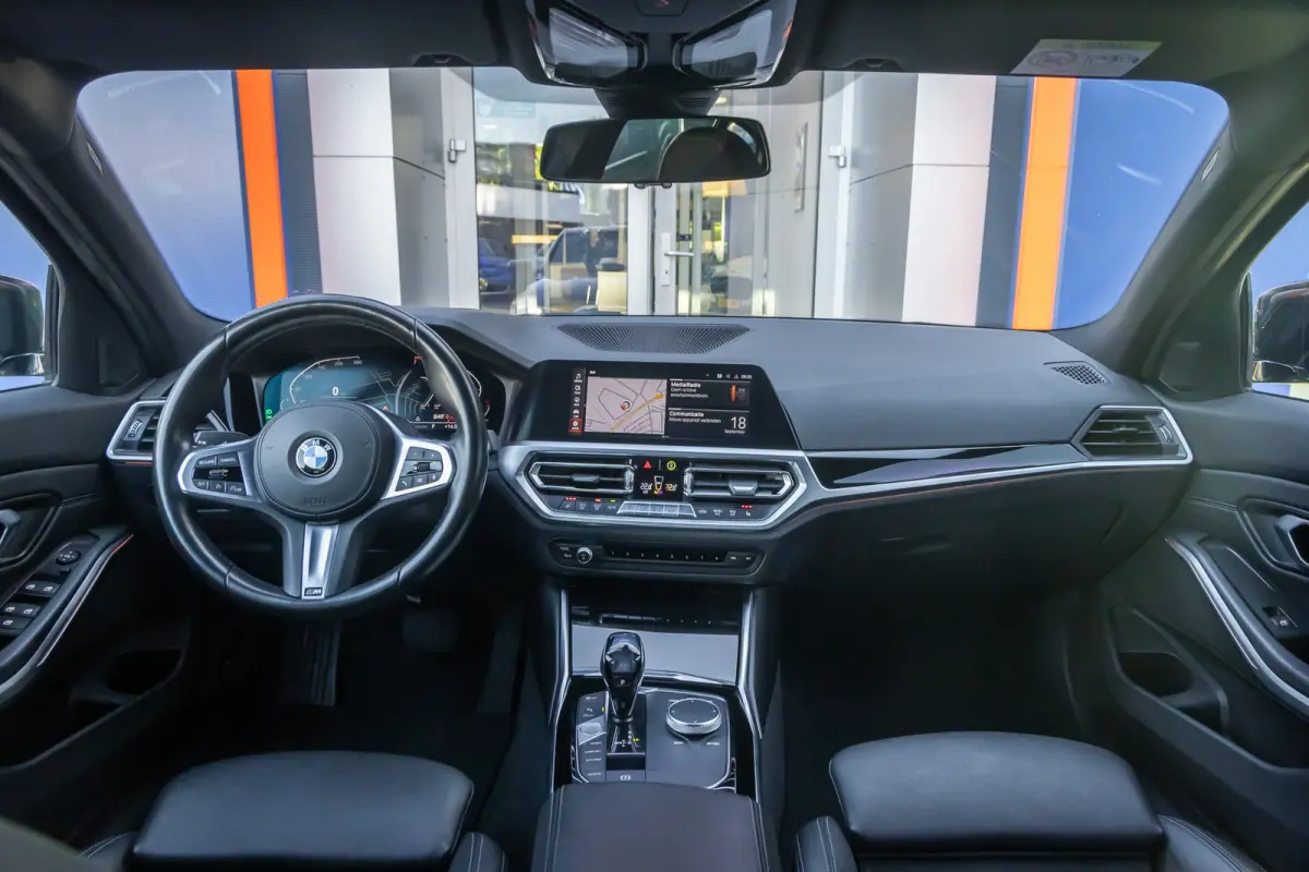 320i Executive Edition | Leder | Apple Carplay/Android Auto | LED | Parkeersensoren | Stoelverwarming | Sportstoelen | Keyless | Cruise control | Airco (automatisch) | Apple Carplay/Android 