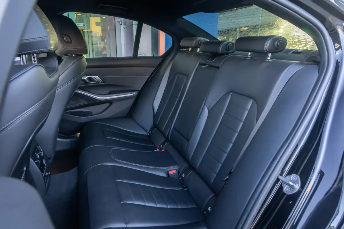 320i Executive Edition | Leder | Apple Carplay/Android Auto | LED | Parkeersensoren | Stoelverwarming | Sportstoelen | Keyless | Cruise control | Airco (automatisch) | Apple Carplay/Android 