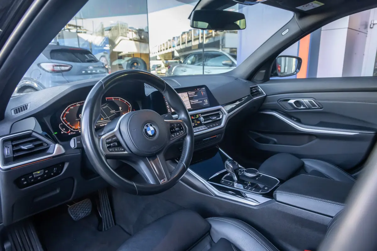320i Executive Edition | Leder | Apple Carplay/Android Auto | LED | Parkeersensoren | Stoelverwarming | Sportstoelen | Keyless | Cruise control | Airco (automatisch) | Apple Carplay/Android 