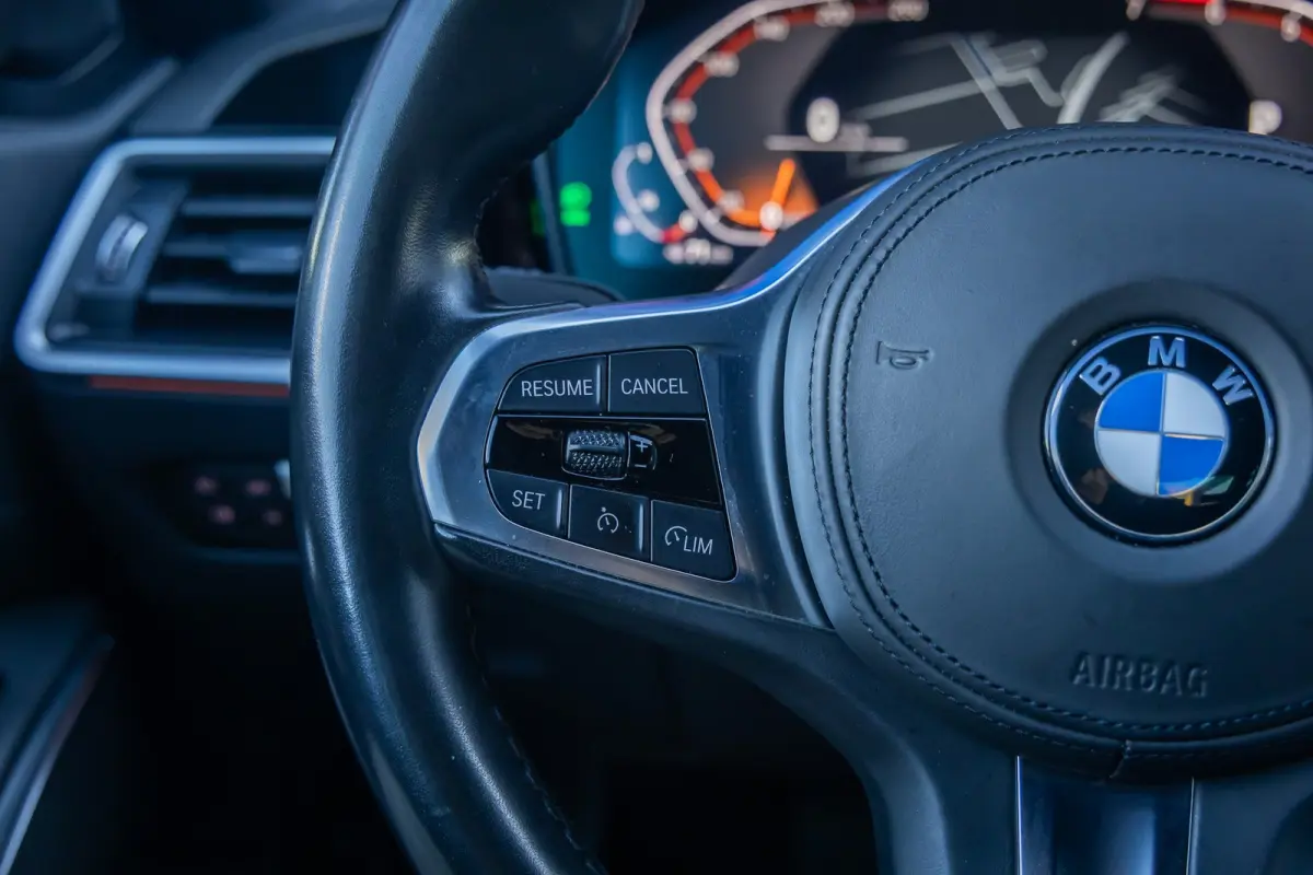 320i Executive Edition | Leder | Apple Carplay/Android Auto | LED | Parkeersensoren | Stoelverwarming | Sportstoelen | Keyless | Cruise control | Airco (automatisch) | Apple Carplay/Android 