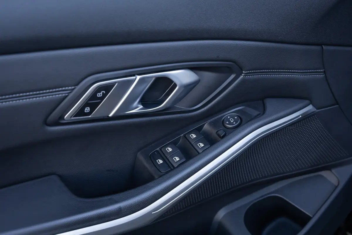 320i Executive Edition | Leder | Apple Carplay/Android Auto | LED | Parkeersensoren | Stoelverwarming | Sportstoelen | Keyless | Cruise control | Airco (automatisch) | Apple Carplay/Android 