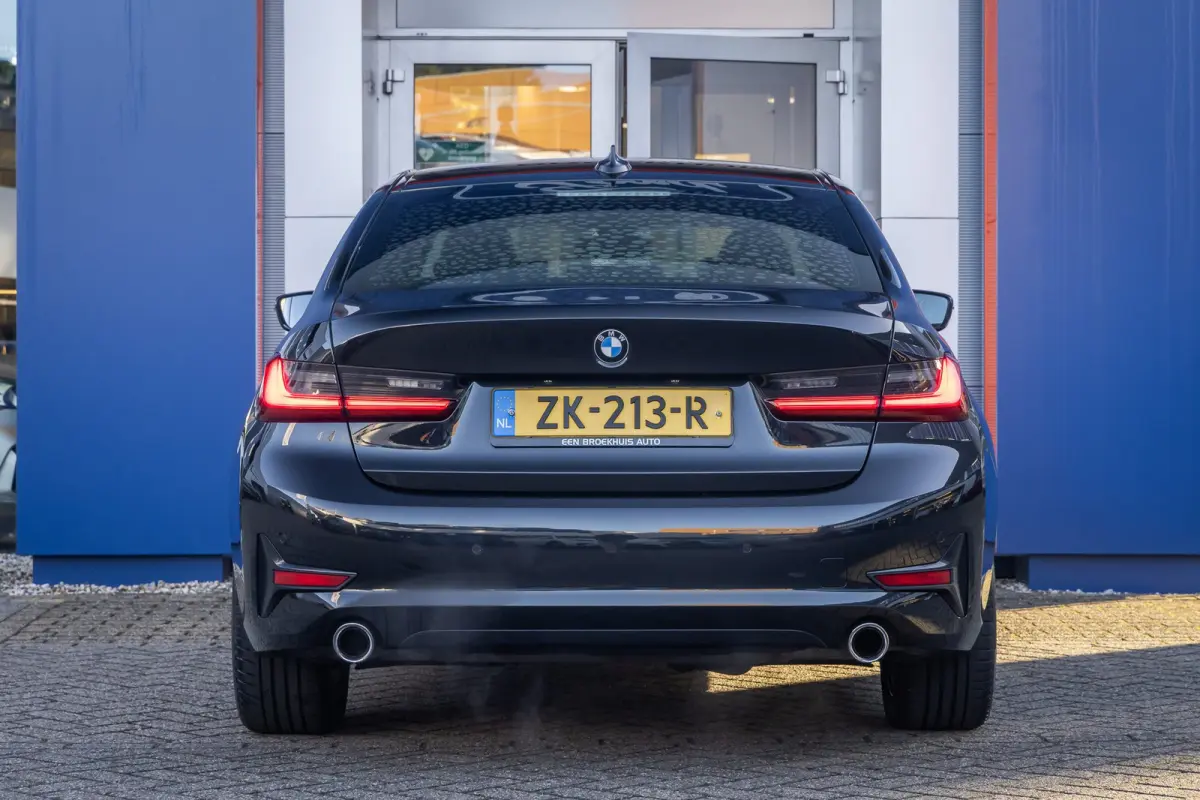 320i Executive Edition | Leder | Apple Carplay/Android Auto | LED | Parkeersensoren | Stoelverwarming | Sportstoelen | Keyless | Cruise control | Airco (automatisch) | Apple Carplay/Android 