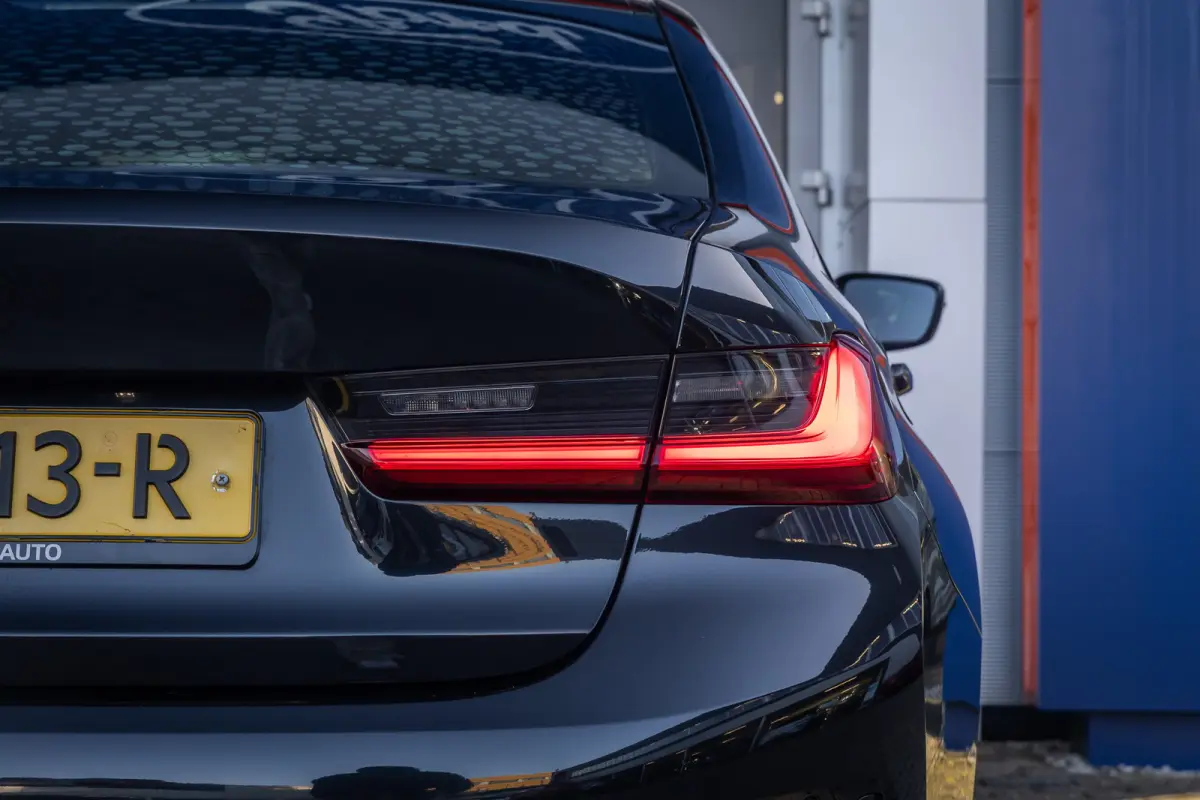 320i Executive Edition | Leder | Apple Carplay/Android Auto | LED | Parkeersensoren | Stoelverwarming | Sportstoelen | Keyless | Cruise control | Airco (automatisch) | Apple Carplay/Android 
