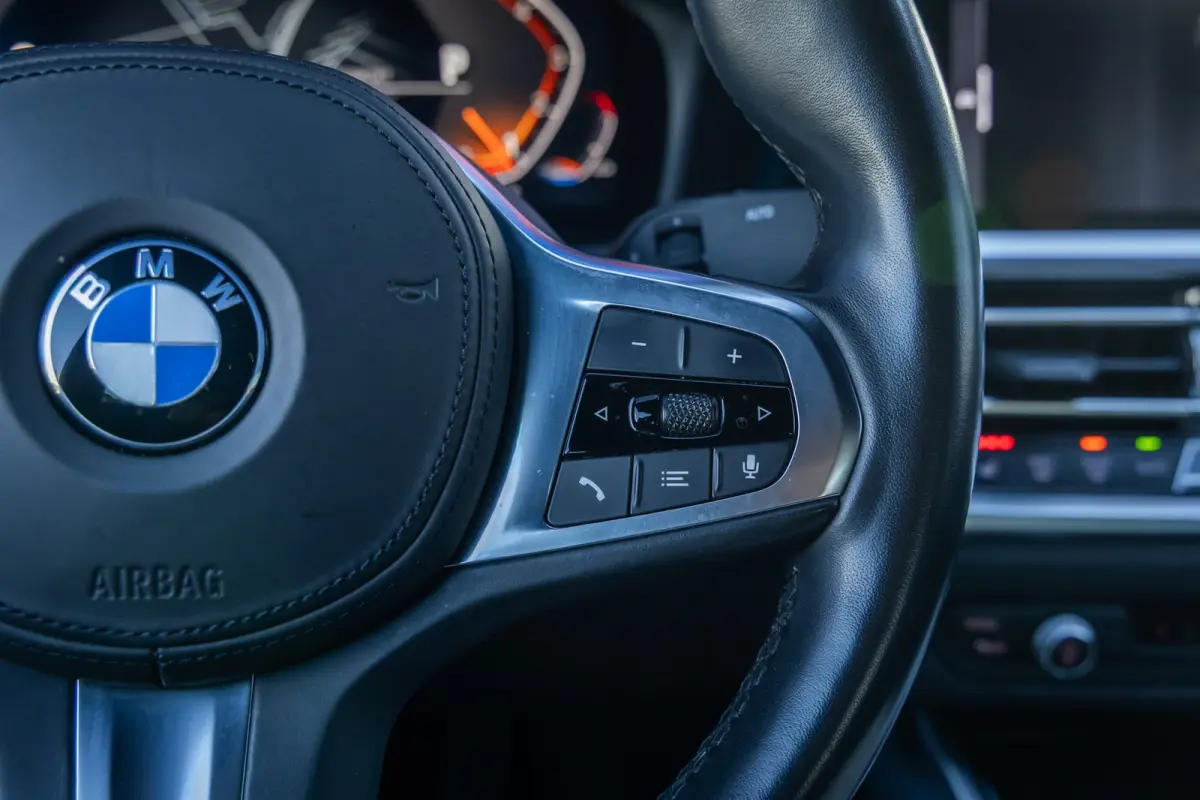 320i Executive Edition | Leder | Apple Carplay/Android Auto | LED | Parkeersensoren | Stoelverwarming | Sportstoelen | Keyless | Cruise control | Airco (automatisch) | Apple Carplay/Android 