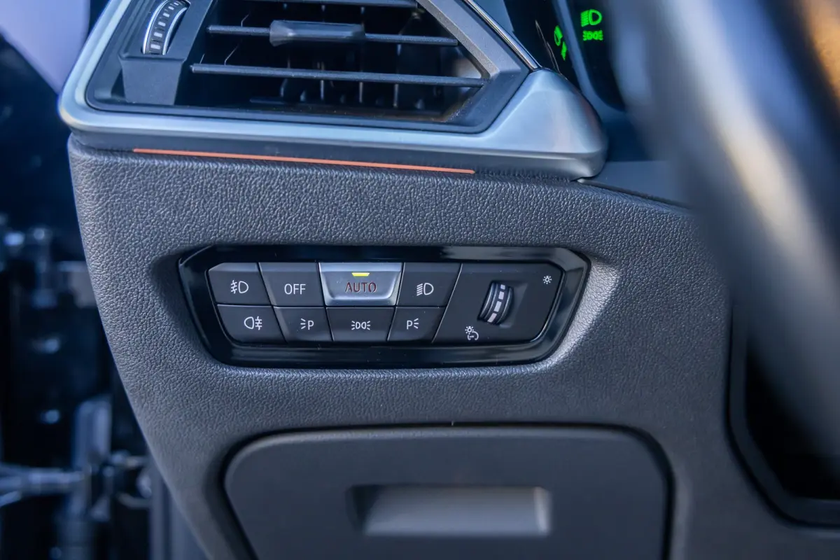320i Executive Edition | Leder | Apple Carplay/Android Auto | LED | Parkeersensoren | Stoelverwarming | Sportstoelen | Keyless | Cruise control | Airco (automatisch) | Apple Carplay/Android 