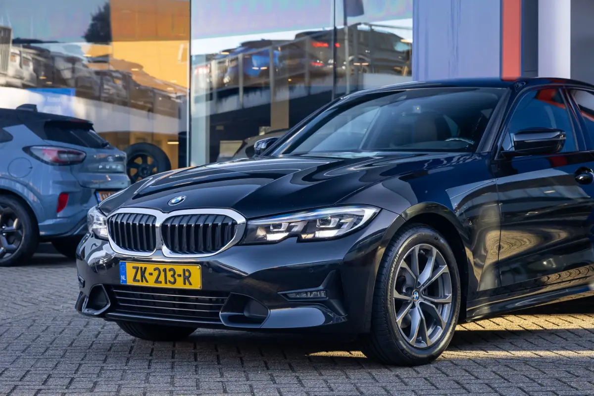 320i Executive Edition | Leder | Apple Carplay/Android Auto | LED | Parkeersensoren | Stoelverwarming | Sportstoelen | Keyless | Cruise control | Airco (automatisch) | Apple Carplay/Android 