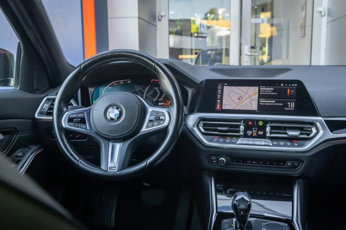320i Executive Edition | Leder | Apple Carplay/Android Auto | LED | Parkeersensoren | Stoelverwarming | Sportstoelen | Keyless | Cruise control | Airco (automatisch) | Apple Carplay/Android 