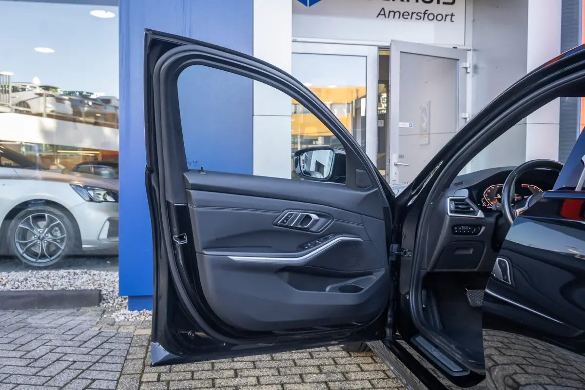 320i Executive Edition | Leder | Apple Carplay/Android Auto | LED | Parkeersensoren | Stoelverwarming | Sportstoelen | Keyless | Cruise control | Airco (automatisch) | Apple Carplay/Android 