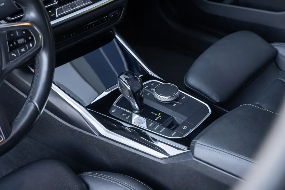 320i Executive Edition | Leder | Apple Carplay/Android Auto | LED | Parkeersensoren | Stoelverwarming | Sportstoelen | Keyless | Cruise control | Airco (automatisch) | Apple Carplay/Android 