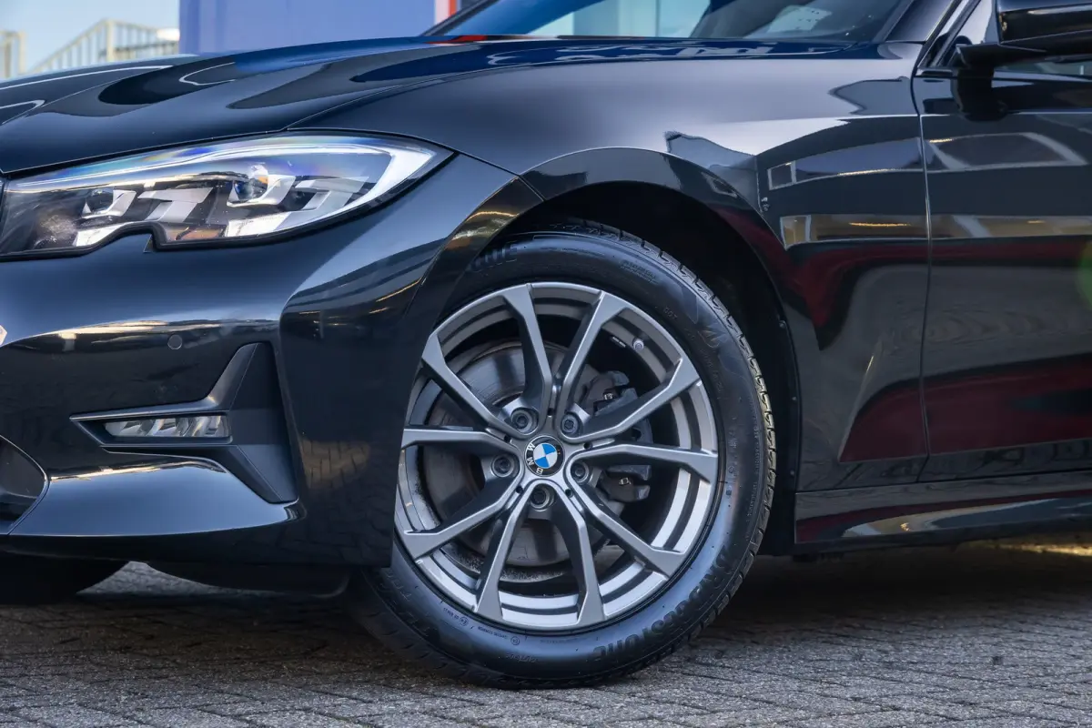 320i Executive Edition | Leder | Apple Carplay/Android Auto | LED | Parkeersensoren | Stoelverwarming | Sportstoelen | Keyless | Cruise control | Airco (automatisch) | Apple Carplay/Android 