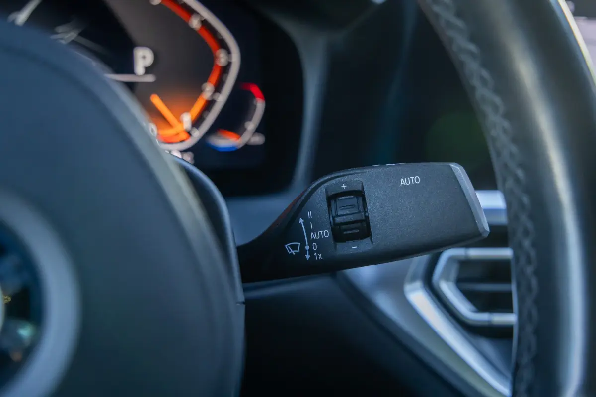 320i Executive Edition | Leder | Apple Carplay/Android Auto | LED | Parkeersensoren | Stoelverwarming | Sportstoelen | Keyless | Cruise control | Airco (automatisch) | Apple Carplay/Android 