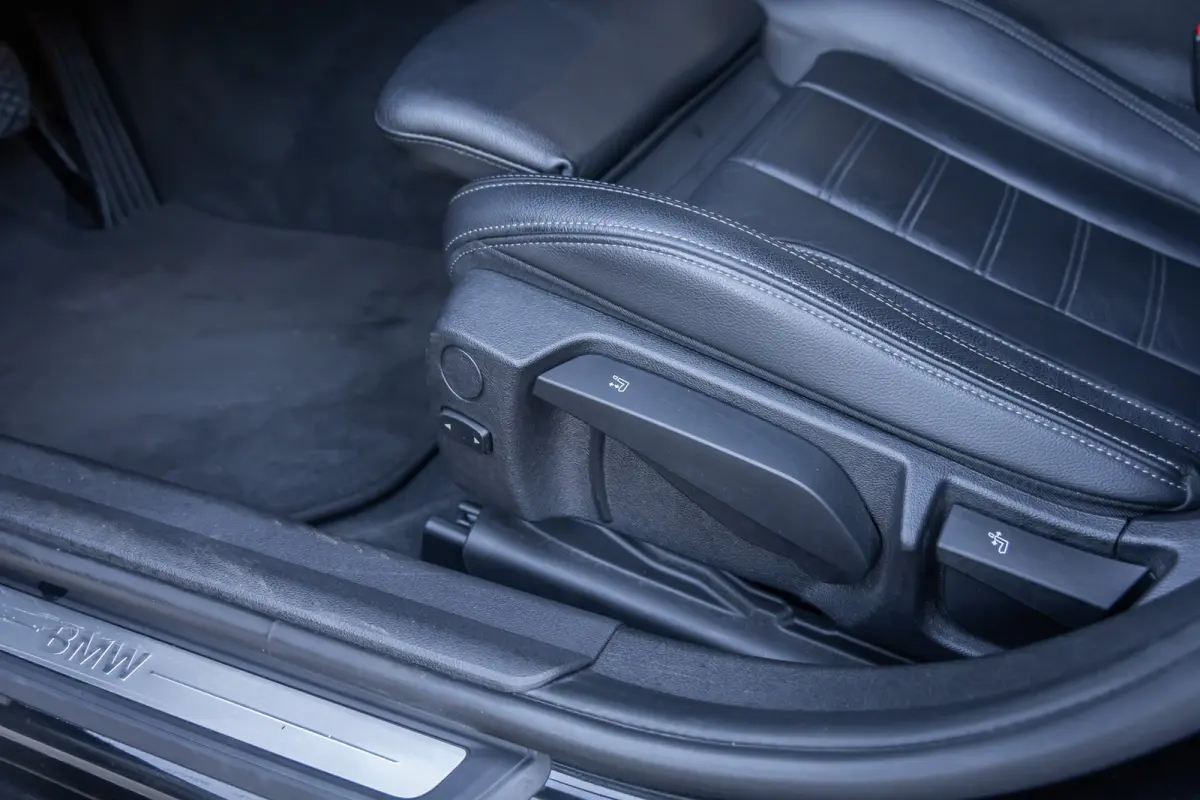 320i Executive Edition | Leder | Apple Carplay/Android Auto | LED | Parkeersensoren | Stoelverwarming | Sportstoelen | Keyless | Cruise control | Airco (automatisch) | Apple Carplay/Android 