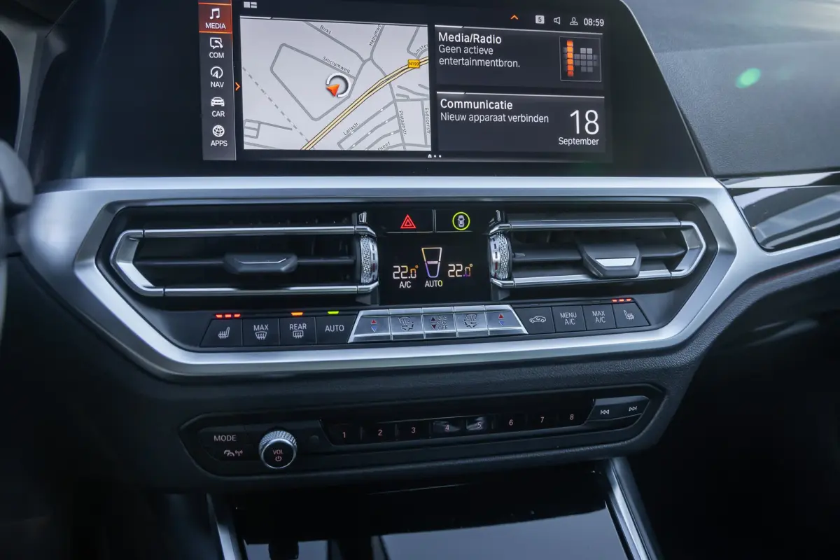 320i Executive Edition | Leder | Apple Carplay/Android Auto | LED | Parkeersensoren | Stoelverwarming | Sportstoelen | Keyless | Cruise control | Airco (automatisch) | Apple Carplay/Android 