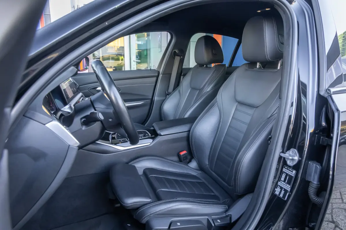 320i Executive Edition | Leder | Apple Carplay/Android Auto | LED | Parkeersensoren | Stoelverwarming | Sportstoelen | Keyless | Cruise control | Airco (automatisch) | Apple Carplay/Android 