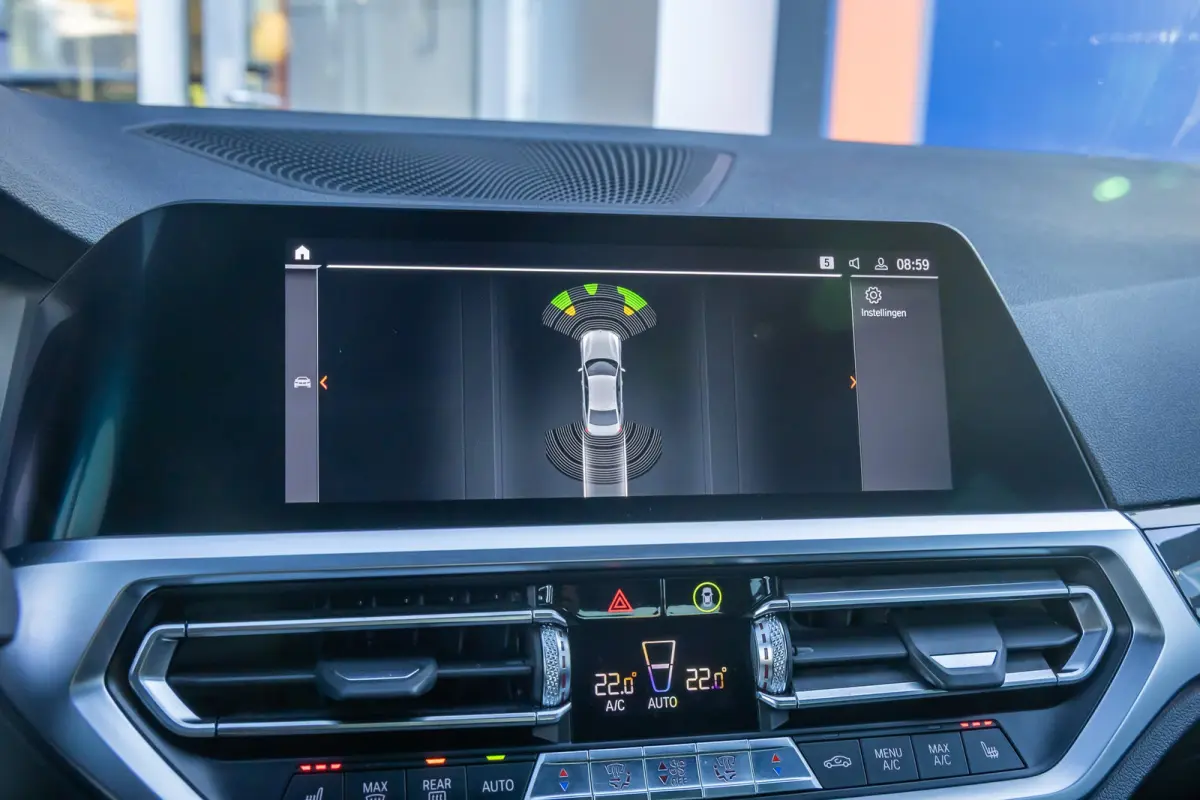 320i Executive Edition | Leder | Apple Carplay/Android Auto | LED | Parkeersensoren | Stoelverwarming | Sportstoelen | Keyless | Cruise control | Airco (automatisch) | Apple Carplay/Android 