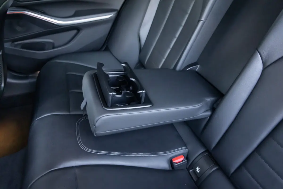 320i Executive Edition | Leder | Apple Carplay/Android Auto | LED | Parkeersensoren | Stoelverwarming | Sportstoelen | Keyless | Cruise control | Airco (automatisch) | Apple Carplay/Android 
