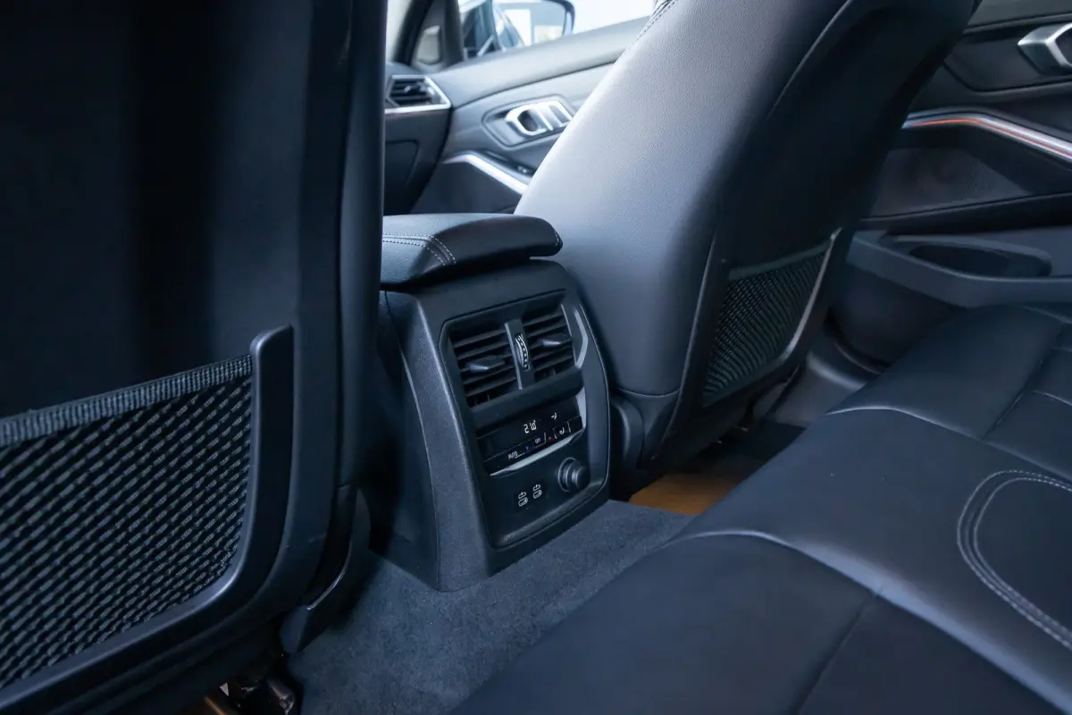 320i Executive Edition | Leder | Apple Carplay/Android Auto | LED | Parkeersensoren | Stoelverwarming | Sportstoelen | Keyless | Cruise control | Airco (automatisch) | Apple Carplay/Android 
