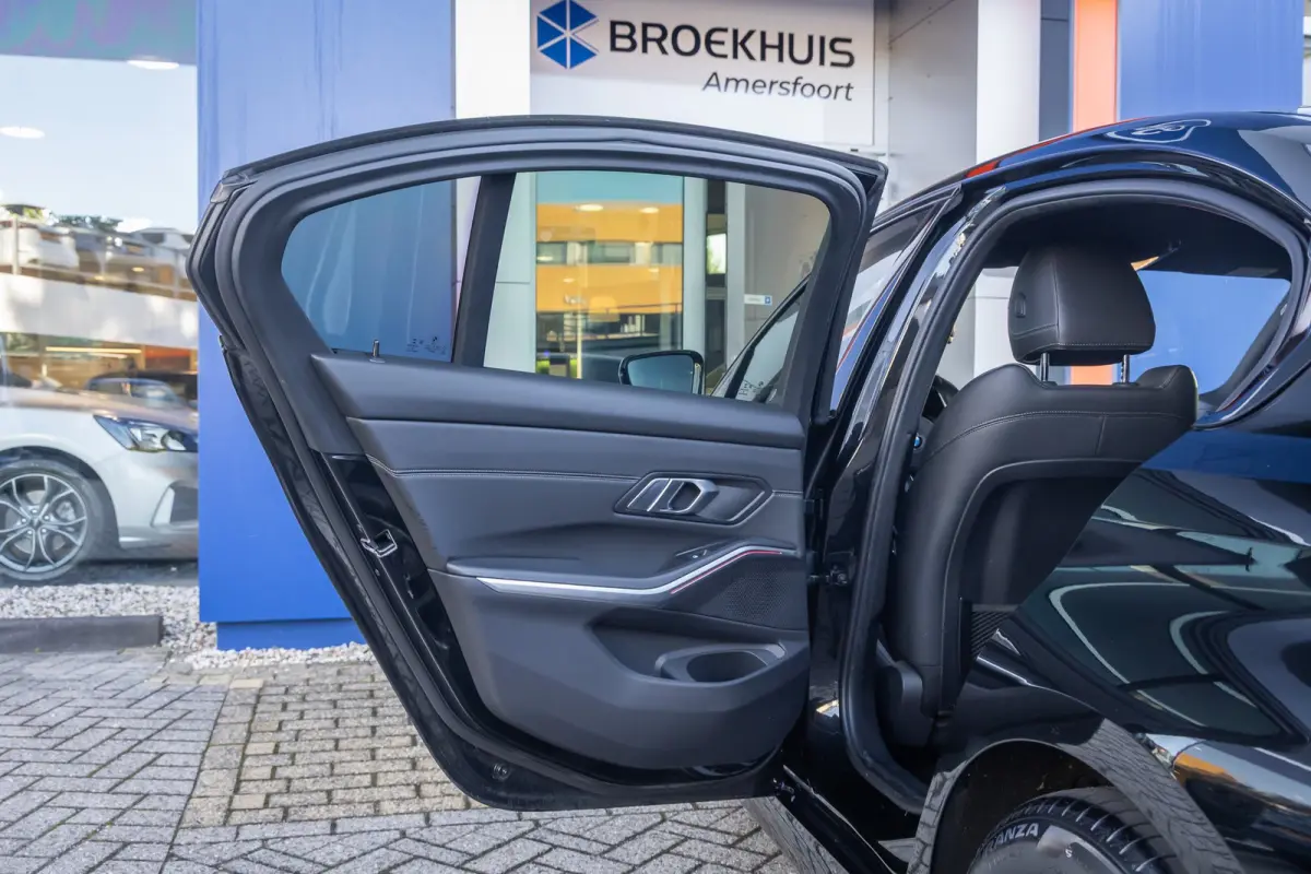 320i Executive Edition | Leder | Apple Carplay/Android Auto | LED | Parkeersensoren | Stoelverwarming | Sportstoelen | Keyless | Cruise control | Airco (automatisch) | Apple Carplay/Android 