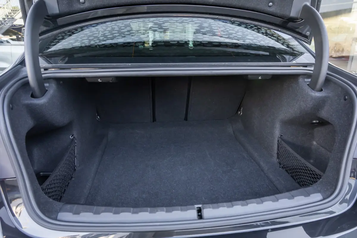 320i Executive Edition | Leder | Apple Carplay/Android Auto | LED | Parkeersensoren | Stoelverwarming | Sportstoelen | Keyless | Cruise control | Airco (automatisch) | Apple Carplay/Android 
