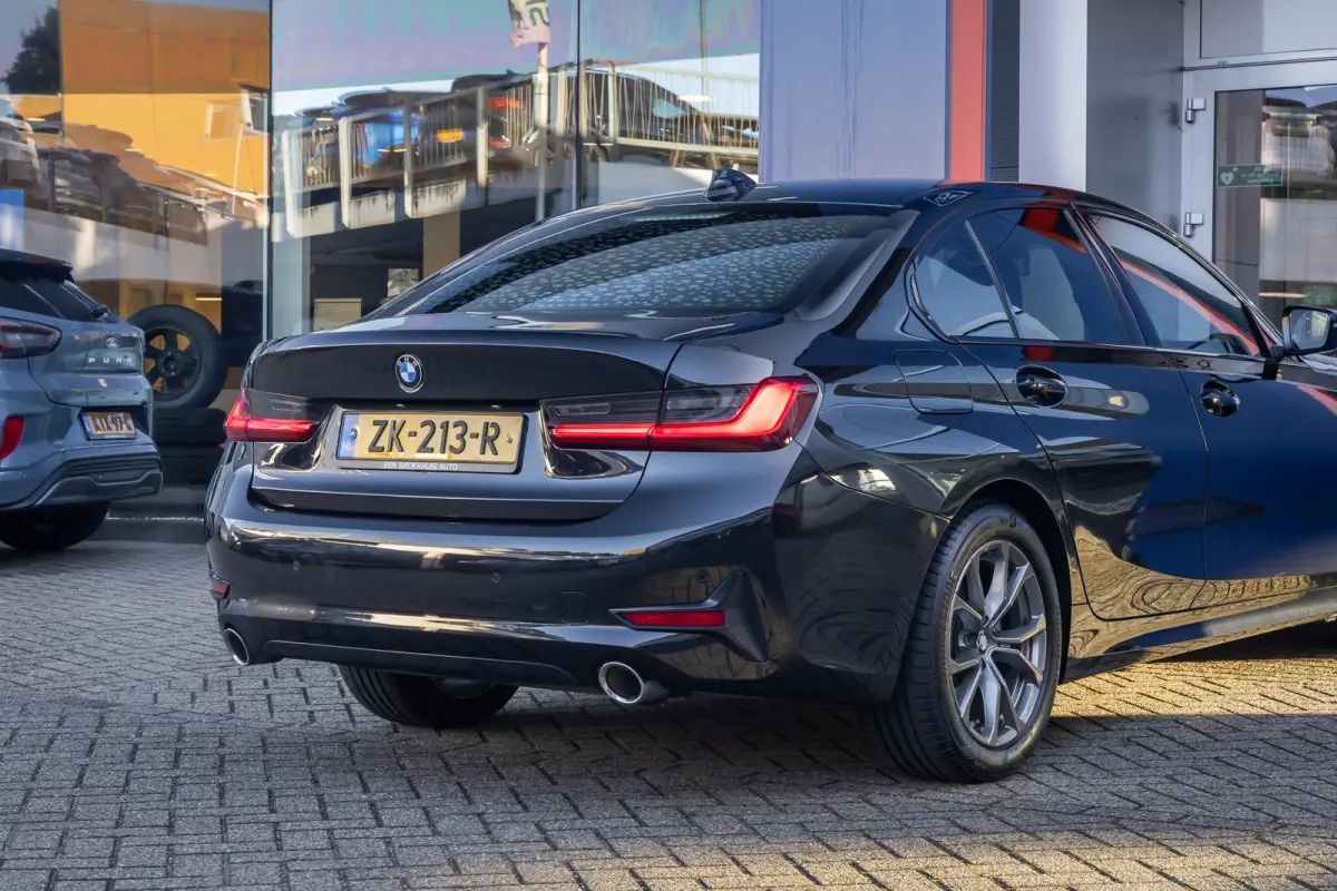 320i Executive Edition | Leder | Apple Carplay/Android Auto | LED | Parkeersensoren | Stoelverwarming | Sportstoelen | Keyless | Cruise control | Airco (automatisch) | Apple Carplay/Android 
