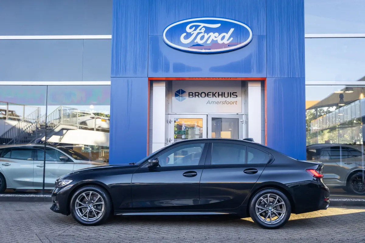 320i Executive Edition | Leder | Apple Carplay/Android Auto | LED | Parkeersensoren | Stoelverwarming | Sportstoelen | Keyless | Cruise control | Airco (automatisch) | Apple Carplay/Android 
