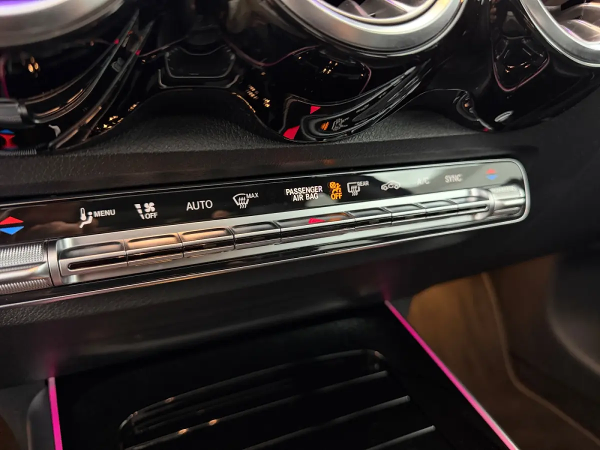 200 Business Solution Luxury Aut- Panoramadak, Carplay, Android Auto, Leder Interieur, Sfeerverlichting