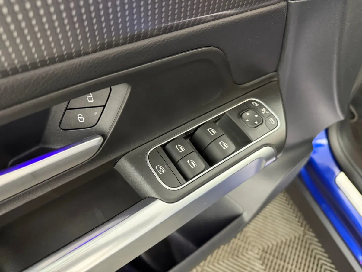 200 Business Solution Luxury Aut- Panoramadak, Carplay, Android Auto, Leder Interieur, Sfeerverlichting