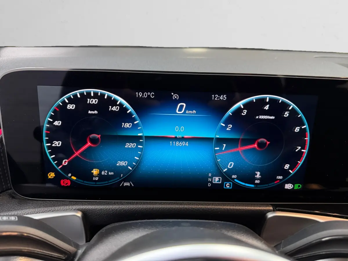 200 Business Solution Luxury Aut- Panoramadak, Carplay, Android Auto, Leder Interieur, Sfeerverlichting