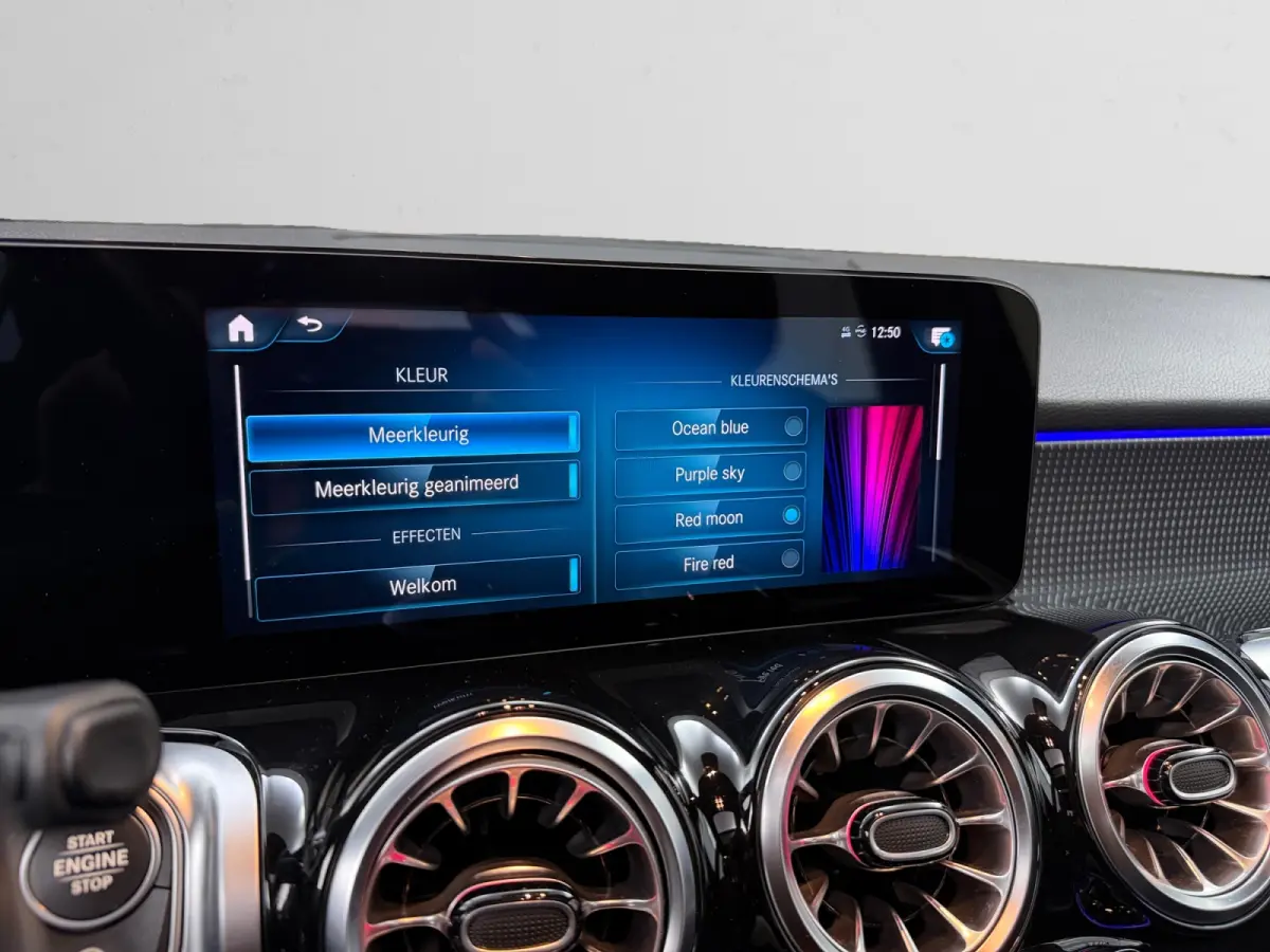 200 Business Solution Luxury Aut- Panoramadak, Carplay, Android Auto, Leder Interieur, Sfeerverlichting