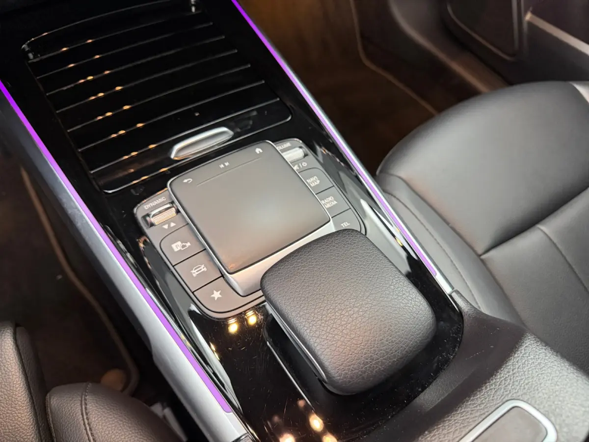 200 Business Solution Luxury Aut- Panoramadak, Carplay, Android Auto, Leder Interieur, Sfeerverlichting