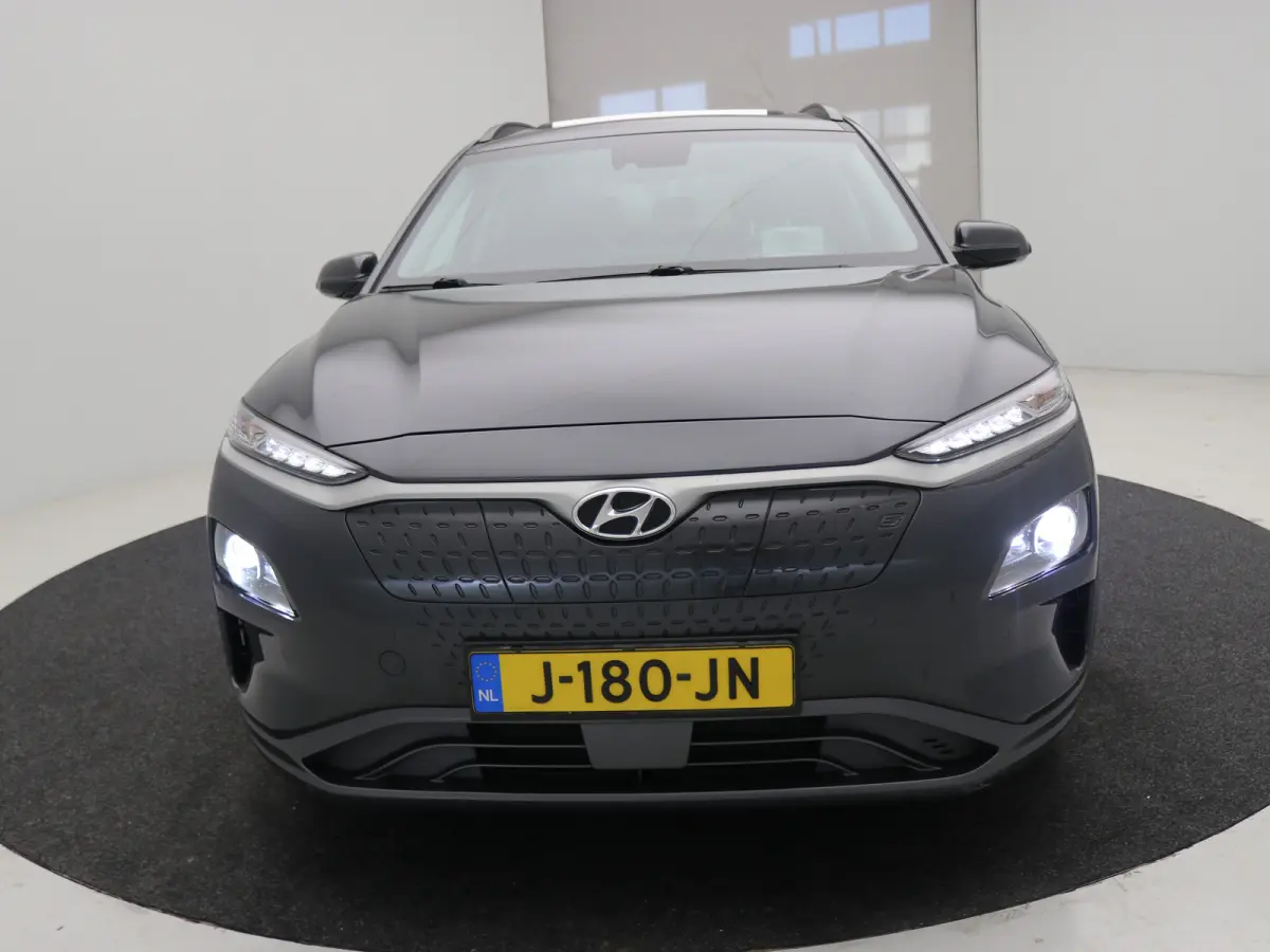 EV Premium 64 kWh / Navigatie/ Warmtepomp / 3-Fase / Lederen bekleding / SoH 99,4% / Trekhaak / Lederen bekleding / 481 km WLTP/