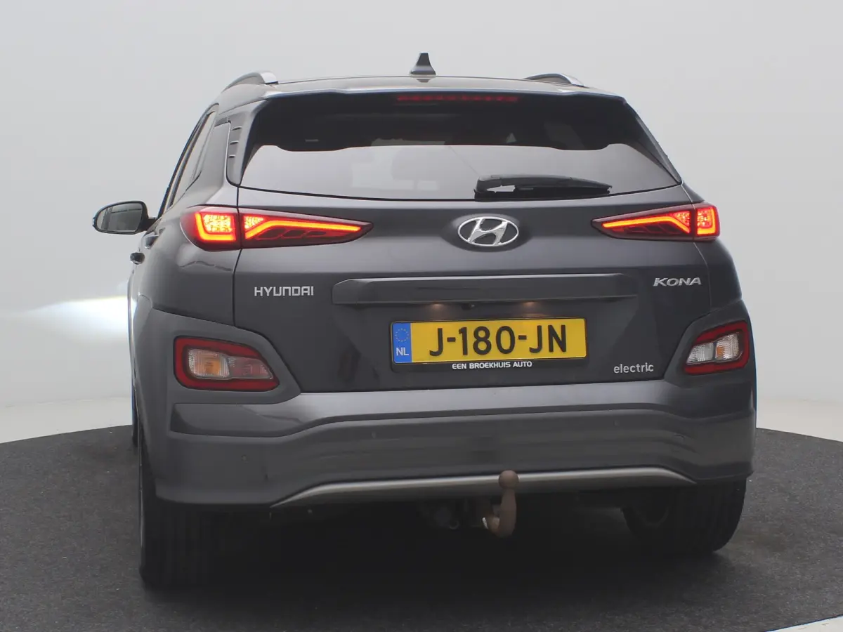EV Premium 64 kWh / Navigatie/ Warmtepomp / 3-Fase / Lederen bekleding / SoH 99,4% / Trekhaak / Lederen bekleding / 481 km WLTP/