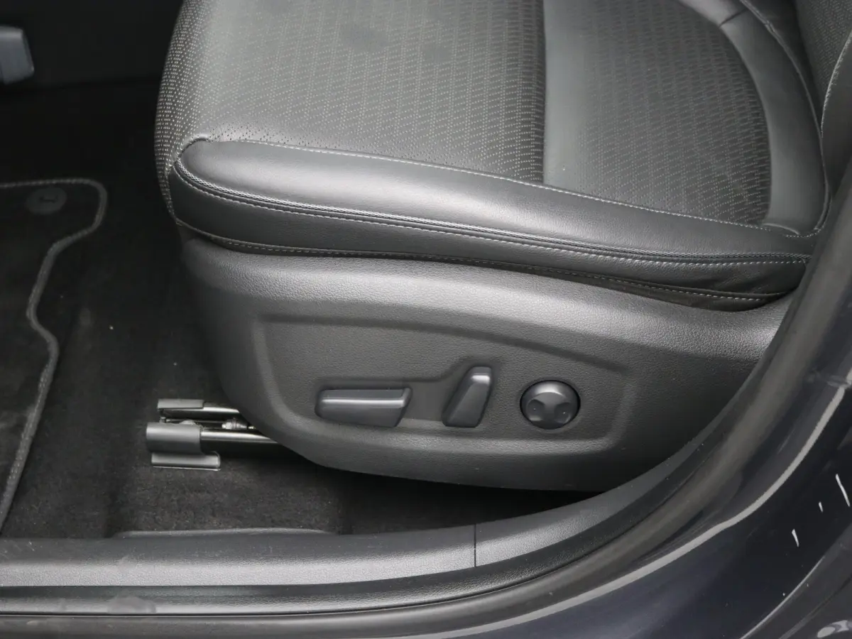 EV Premium 64 kWh / Navigatie/ Warmtepomp / 3-Fase / Lederen bekleding / SoH 99,4% / Trekhaak / Lederen bekleding / 481 km WLTP/