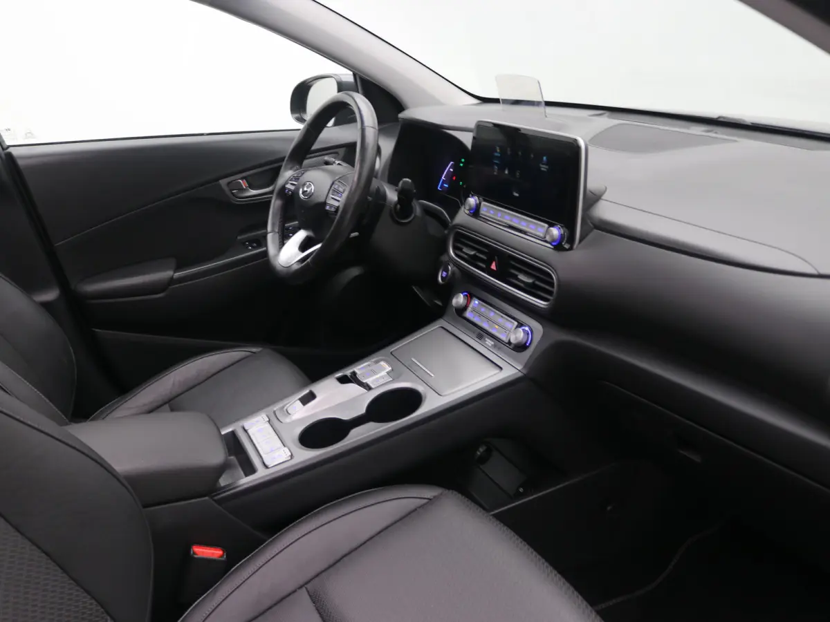 EV Premium 64 kWh / Navigatie/ Warmtepomp / 3-Fase / Lederen bekleding / SoH 99,4% / Trekhaak / Lederen bekleding / 481 km WLTP/