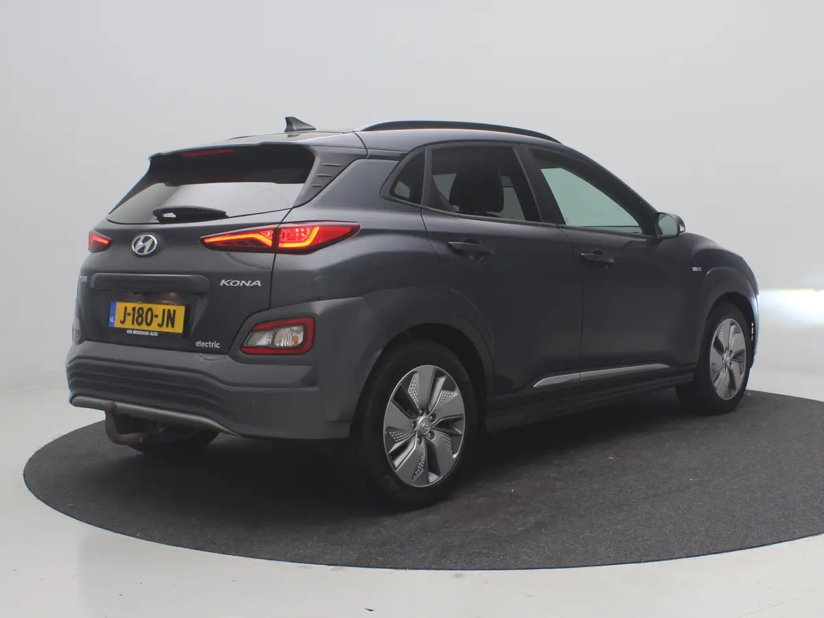 EV Premium 64 kWh / Navigatie/ Warmtepomp / 3-Fase / Lederen bekleding / SoH 99,4% / Trekhaak / Lederen bekleding / 481 km WLTP/