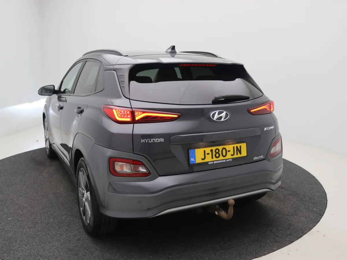 EV Premium 64 kWh / Navigatie/ Warmtepomp / 3-Fase / Lederen bekleding / SoH 99,4% / Trekhaak / Lederen bekleding / 481 km WLTP/